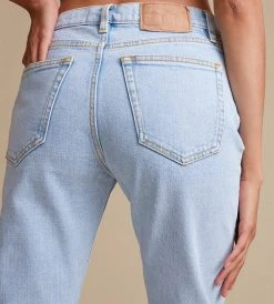 Fashion + Beauty Jeanerica | Women's Classic 5-Pocket Jeans | Super Light Vintage