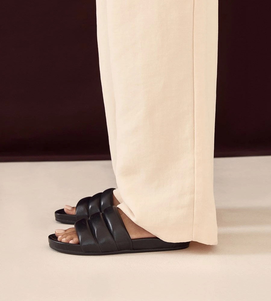 La Tribe | Resort Slide | Black